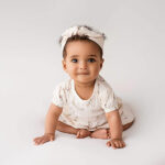 Dit leuke knoophaarbandje in de kleur light peach komt uit de collectie Spring Lucky van Frogs and Dogs. Dit haarbandje is van zacht katoen en maakt de outfit van jouw kleine meid helemaal af!