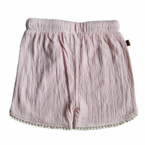 Hier vindt je het leuke roze korte broekje van gekreukte stof uit de collectie Spring Summer Crush van Frogs en Dogs. Deze korte broek is effen van kleur maar is afgewerkt met off white kant. Het kan is verwekt in de zijnaden van het broekje en de onderkant van de pijpjes.