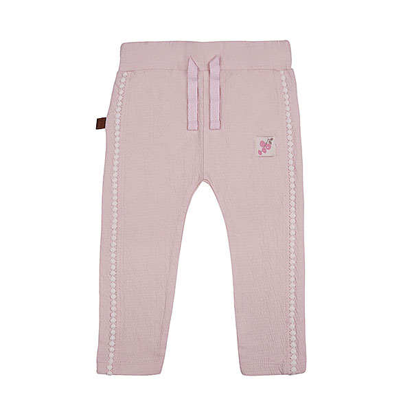 Hier vindt je het leuke poeder roze lange broek van gekreukte stof uit de collectie Spring Summer Crush van Frogs en Dogs. Deze broek is effen van kleur maar is afgewerkt met off white kant. Het kant is verwekt in de zijnaden van het broekje. De pijpjes zijn gestikt. Het broekje heeft een elastische broeksband met een koordje. Op de achterkant zitten 2 zakjes. 