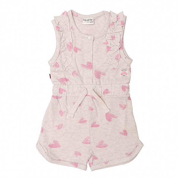 Dit schattige off white - roze gemêleerde overall komt uit de collectie Spring Breeze van Frogs and Dogs. Deze overall heeft is mouwloos en heeft een korte broek. Het pakje heeft een overall print van hartjes. De hals en armsgaten zijn afgezet met een kanten randje. Op de schouders zit een rucherand. Het pakje heeft aan de voorzijde drukkertjes. Op de taillehoogte zit een elastische rand met koord. 