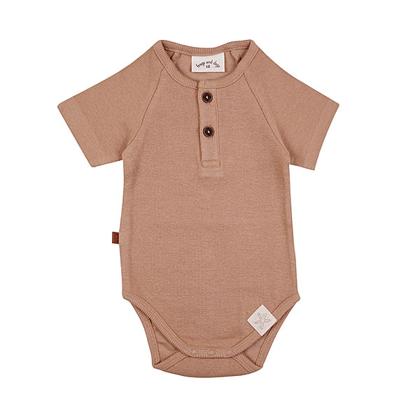 Hier het leuke  romper met korte mouw Rib Terracotta uit de collectie Spring Beach Club van Frogs and Dogs. Deze romper is gemaakt van fijne ribstof en effen van kleur. Het heeft aan de voorzijde een stoere knoopsluiting.