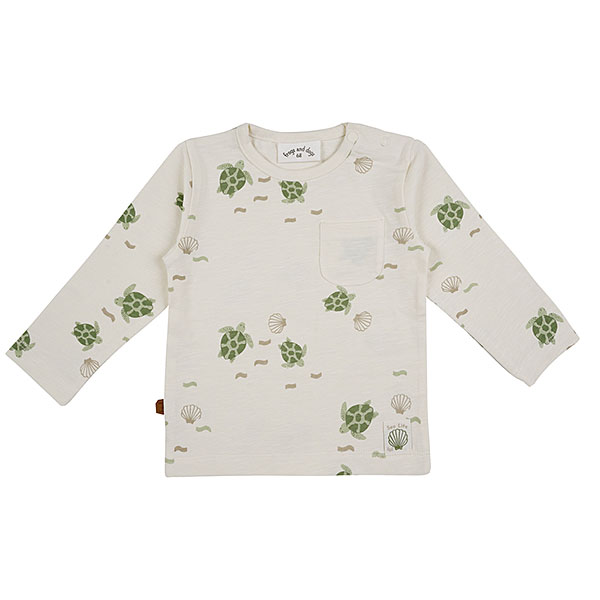 Dit leuke shirtje met lange mouw in de kleur gebroken wit komt uit de Spring Sea Life collectie van Frogs and Dogs. Het shirtje heeft een overall print van schildpadden en schelpen. Op de voorzijde zit een klein zakje op borsthoogte. Op de linkerschouder zitten drukkertjes waardoor het shirtje makkelijker aan te trekken is. 