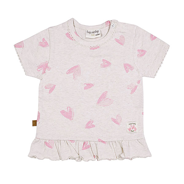 Dit leuke shirtje Hearts met korte mouw komt uit Spring Breeze collectie van Frogs and Dogs. Het shirtje is off white - roze gemêleerd met een allover print van roze hartjes. De hals is afgezet met een kanten randje. De onderkant van het shirt heeft een schulprand wat een speels effect geeft. Op de linkerschouder zitten 2 drukkertjes.