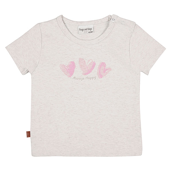 Dit leuke shirtje Always Happy met korte mouw komt uit Spring Breeze collectie van Frogs and Dogs. Het shirtje is off white - roze gemêleerd. Aan de voorzijde een bedrukking van 3 roze hartjes met daaronder de tekst Always Happy. Op de linkerschouder zitten 2 drukkertjes. 