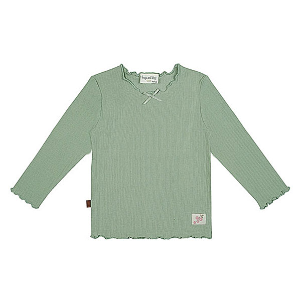 Dit leuke groene shirtje met lange mouw komt uit de Spring Summer Crush collectie van Frogs and Dogs. Het shirtje is gemaakt van rib stof. De hals, mouwen en onderkant is afgezet met een geborduurde rand. Hierdoor krijg je een speelse geschulpte rand.