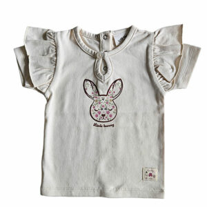 Dit leuke shirtje Little Bunny met korte mouw komt uit Spring Lucky collectie van Frogs and Dogs. Het shirtje heeft een afbeelding van een konijnenhoofd op de voorzijde. De rand van het hoofdje is in de kleur aubergine en in het hoofdje staan diverse kleine bloemetjes geprint.