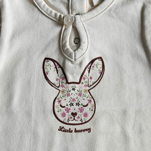 Dit leuke shirtje Little Bunny met korte mouw komt uit Spring Lucky collectie van Frogs and Dogs. Het shirtje heeft een afbeelding van een konijnenhoofd op de voorzijde. De rand van het hoofdje is in de kleur aubergine en in het hoofdje staan diverse kleine bloemetjes geprint.