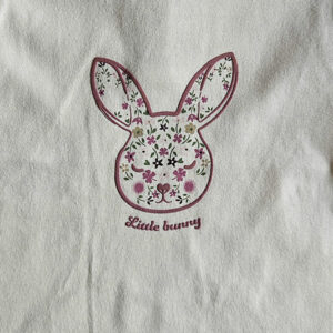 Dit leuke shirtje Little Bunny met korte mouw komt uit Spring Lucky collectie van Frogs and Dogs. Het shirtje heeft een afbeelding van een konijnenhoofd op de voorzijde. De rand van het hoofdje is in de kleur oudroze en in het hoofdje staan diverse kleine bloemetjes geprint.