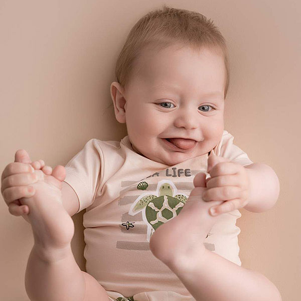 Dit leuke shirtje met korte mouw in de kleur beige komt uit de Spring Sea Life collectie van Frogs and Dogs. Het shirtje heeft aan de voorzijde een leuke print van een schildpad met schelpen. De tekst Sea Life ligt op het shirtje.