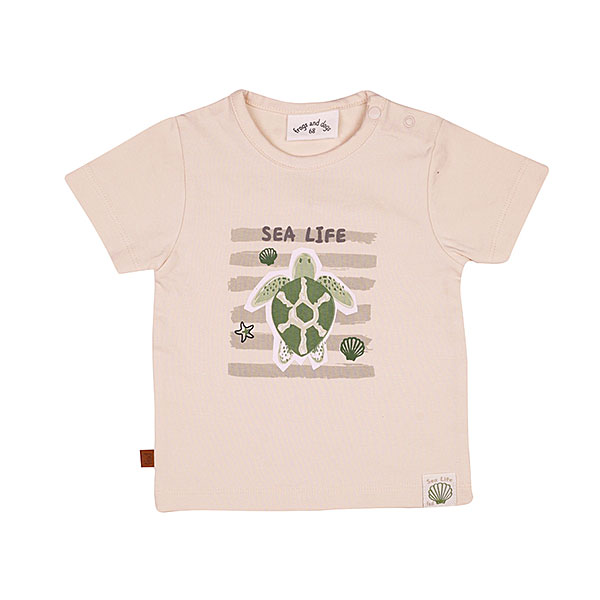 Dit leuke shirtje met korte mouw in de kleur beige komt uit de Spring Sea Life collectie van Frogs and Dogs. Het shirtje heeft aan de voorzijde een leuke print van een schildpad met schelpen. De tekst Sea Life ligt op het shirtje.