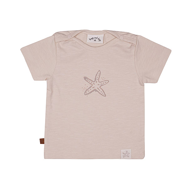 Dit leuke beige shirtje met korte mouw komt uit de Spring beach Clubh collectie van Frogs and Dogs. Op de voorkant van het shirtje staat een schattige print van een zeester. Het shirtje heeft aan de zijkant van de hals aan beide kant een drukkertje zitten.