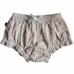 Deze mooie roze/wit gestreepte bloomer komt uit de Spring Breeze collectie van Frogs and Dogs. De bloomer is gemaakt van eroze/wit gestreepte stof. Aan de bovenkant zit een elastische rand met een sierstrikje met op de voorzijde het logo van de lijn genaaid.