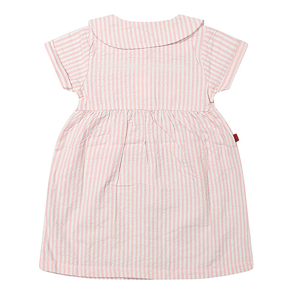 Dit schattige poeder roze jurkje komt uit de Spring Breeze collectie van Frogs and Dogs. Het jurkje is gemaakt van zacht katoen en is gemaakt van gestreepte stof in de kleuren poeder roze & wit. De hals is afgewerkt met een leuk kraagje en aan de voorzijde zitten een aantal knoopjes. Het jurkje heeft korte mouwen hebben een gezoomde rand. Op de voorzijde van het jurkje zitten 2 zakjes.