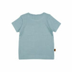 Dit leuke shirtje met korte mouw in de kleur as blauw komt uit de Spring Eton collectie van Frogs and Dogs. Het shirtje is effen van kleur en gemaakt van fijne ribstof. Op de voorzijde zit een zakje gestikt.