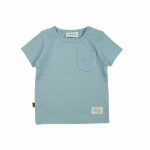 Dit leuke shirtje met korte mouw in de kleur as blauw komt uit de Spring Eton collectie van Frogs and Dogs. Het shirtje is effen van kleur en gemaakt van fijne ribstof. Op de voorzijde zit een zakje gestikt.