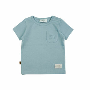 Dit leuke shirtje met korte mouw in de kleur as blauw komt uit de Spring Eton collectie van Frogs and Dogs. Het shirtje is effen van kleur en gemaakt van fijne ribstof. Op de voorzijde zit een zakje gestikt.