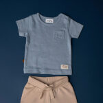 Dit leuke shirtje met korte mouw in de kleur as blauw komt uit de Spring Eton collectie van Frogs and Dogs. Het shirtje is effen van kleur en gemaakt van fijne ribstof. Op de voorzijde zit een zakje gestikt.