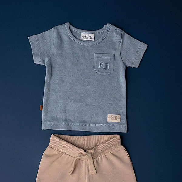 Dit leuke shirtje met korte mouw in de kleur as blauw komt uit de Spring Eton collectie van Frogs and Dogs. Het shirtje is effen van kleur en gemaakt van fijne ribstof. Op de voorzijde zit een zakje gestikt.