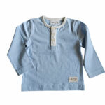 Dit leuke shirtje met lange mouw in de kleur lichtblauw komt uit de Spring Eton collectie van Frogs and Dogs. Het shirtje is effen van kleur maar de bies van de hals en sluiting is gemaakt van gebroken wit. De sluiting bestaat uit 3 knoopjes.