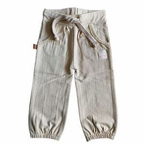 Dit stoere joggingsbroekje komt uit de Spring Breeze collectie van Frogs and Dogs. Het joggingsbroekje is gemaakt in een beige kleur en heeft 2 steekzakjes. Op de rand van de zakje zit een kanten sierrandje met daaronder een sierknoopje. In de zoom van de pijpjes zit elastiek ingenaaid