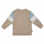 Deze stoere sweat shirt in de kleur beige, blauw & gebroken wit komt uit de collectie Spring Eaton van Frogs and Dogs. Deze beige sweat shirt is zeer geschikt voor het voorjaar & najaar. Op de voorzijde is de tekst Estd F&D 2009 geborduurd in verschillende materialen. De mouwen bestaat uit 3 verschillende kleuren en hebben gebreide boordjes.