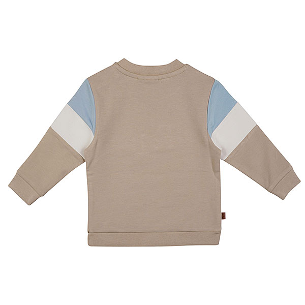 Deze stoere sweat shirt in de kleur beige, blauw & gebroken wit komt uit de collectie Spring Eaton van Frogs and Dogs. Deze beige sweat shirt is zeer geschikt voor het voorjaar & najaar. Op de voorzijde is de tekst Estd F&D 2009 geborduurd in verschillende materialen. De mouwen bestaat uit 3 verschillende kleuren en hebben gebreide boordjes.