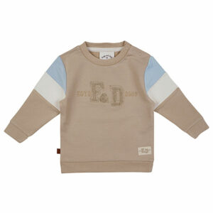 Deze stoere sweat shirt in de kleur beige, blauw & gebroken wit komt uit de collectie Spring Eaton van Frogs and Dogs. Deze beige sweat shirt is zeer geschikt voor het voorjaar & najaar. Op de voorzijde is de tekst Estd F&D 2009 geborduurd in verschillende materialen. De mouwen bestaat uit 3 verschillende kleuren en hebben gebreide boordjes.