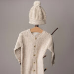 Dit mooie gebreide mutsje in de kleur Sprinkle Beige komt uit de All Collection van Frogs and Dogs. Het mutsje heeft een mooie omslagrand en is gemaakt van 100% katoen.