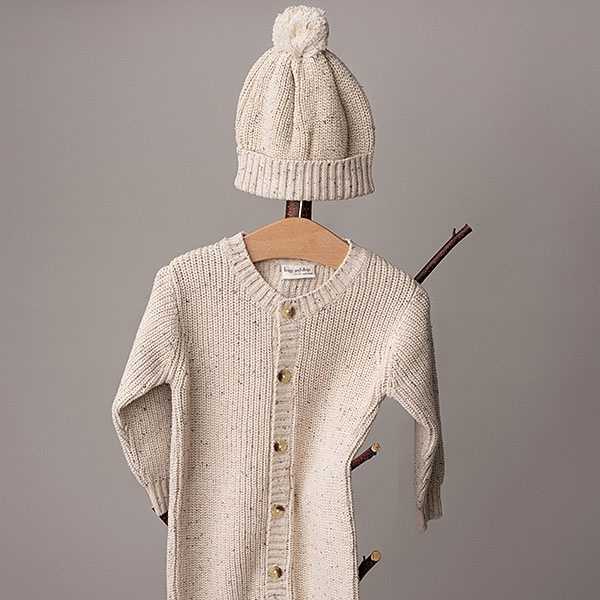 Dit mooie gebreide mutsje in de kleur Sprinkle Beige komt uit de All Collection van Frogs and Dogs. Het mutsje heeft een mooie omslagrand en is gemaakt van 100% katoen.