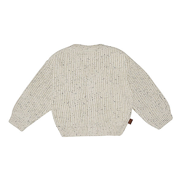 Dit stoere gebreide vestje in de kleur beige komt uit de All Collections items. Het vestje heeft een leuke ribmotief en knoopjes. Deze collectie is een collectie die niet seizoensgebonden is. De kleuren zijn neutraal, kunnen het hele jaar gedragen worden en zijn geschikt voor zowel jongens als voor meisjes. Het vestje is gemaakt van zacht katoen en is comfortabel, lief & stoer.