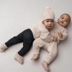 Dit stoere gebreide vestje in de kleur beige komt uit de All Collections items. Het vestje heeft een leuke ribmotief en knoopjes. Deze collectie is een collectie die niet seizoensgebonden is. De kleuren zijn neutraal, kunnen het hele jaar gedragen worden en zijn geschikt voor zowel jongens als voor meisjes. Het vestje is gemaakt van zacht katoen en is comfortabel, lief & stoer.