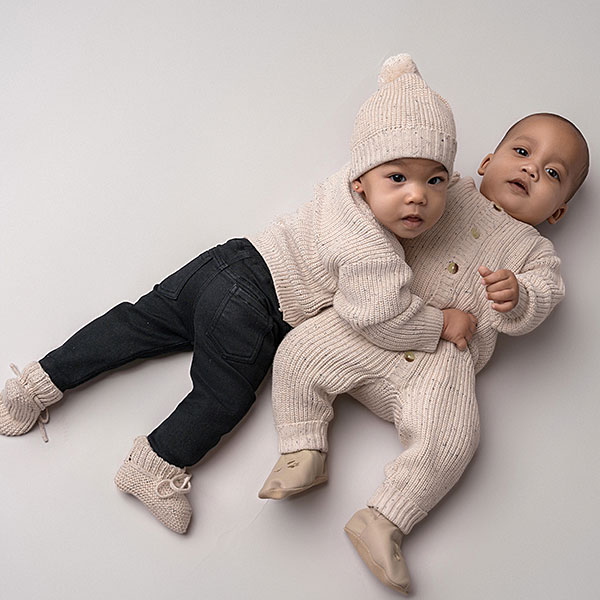 Dit stoere gebreide vestje in de kleur beige komt uit de All Collections items. Het vestje heeft een leuke ribmotief en knoopjes. Deze collectie is een collectie die niet seizoensgebonden is. De kleuren zijn neutraal, kunnen het hele jaar gedragen worden en zijn geschikt voor zowel jongens als voor meisjes. Het vestje is gemaakt van zacht katoen en is comfortabel, lief & stoer.