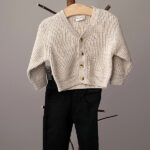 Deze stoere jeans in de kleur zwart komt uit de All Collections items. De jeans heeft aan de voorzijde 2 zakjes en op de kont. Het broekje heeft een elastische tailleband. Deze collectie is een collectie die niet seizoensgebonden is.