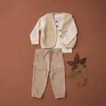 Dit schattige teddy giletje in de kleur beige komt uit de All Collection collectie van Frogs and Dogs. Het giletje is gemaakt van zachte teddystof met aan de voorzijde 2 knoopjes.