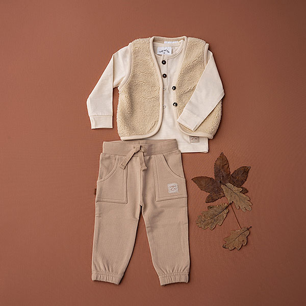 Dit schattige teddy giletje in de kleur beige komt uit de All Collection collectie van Frogs and Dogs. Het giletje is gemaakt van zachte teddystof met aan de voorzijde 2 knoopjes.