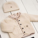 beige teddy baby beanie uit de Amour collectie van Frogs and Dogs met Amour-logo