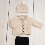 beige teddy baby beanie uit de Amour collectie van Frogs and Dogs met Amour-logo