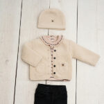 Dit schattige teddy jasje in de kleur beige komt uit de Amour items. Het jasje is gemaakt van zachte teddystof met aan de voorzijde 2 zakjes. Het jasje heeft een knoopjes sluiting.