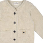 Beige teddy babyjasje met twee voorzakjes, gestikt Amour-logo en beige bies uit de Amour-collectie van Frogs and Dogs