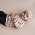 Beige babymutsje met zwarte strepen, omslagrand en Frogs and Dogs-logo met hartje uit de Amour-collectie