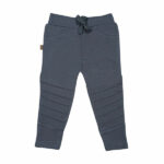 Dit leuke biker broekje in de kleur blauw komt uit de Smile Club collectie van Frogs and Dogs. Het broekje is effen van kleur en heeft gestikte bikerstripes op de broekspijpjes. Aan de binnenzijde is hier niet van te voelen waardoor het geen probleem geeft voor het tere huidje van je kleintje.