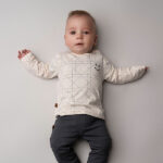 Dit leuke biker broekje in de kleur blauw komt uit de Smile Club collectie van Frogs and Dogs. Het broekje is effen van kleur en heeft gestikte bikerstripes op de broekspijpjes. Aan de binnenzijde is hier niet van te voelen waardoor het geen probleem geeft voor het tere huidje van je kleintje.