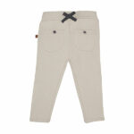 Dit mooie zandkleurige broekje komt uit de collectie Amour van Frogs en Dogs. Het broekje is effen van kleur. Het broekje heeft een elastische tailleband met een sierstrikje in de kleur donkerblauw. Aan de voorzijde van het broekje zitten 2 gestikte zakjes. De pijpjes zijn omgezoomd.  