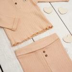 Dit mooie zalmkleurige broekje komt uit de collectie Amour van Frogs en Dogs. Het broekje is effen van kleur en is gemaakt van ribstof. Het broekje heeft een elastische tailleband en 2 sierknoopjes. De pijpjes hebben een omgeslagen zoom. Leuk te combineren met een shirtje of een blouse.