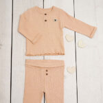 Zalmkleurig babybroekje van ribstof met elastische tailleband, sierknoopjes en kanten details uit de Amour collectie van Frogs and Dogs