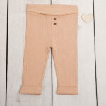 Zalmkleurig babybroekje van ribstof met elastische tailleband, sierknoopjes en kanten details uit de Amour collectie van Frogs and Dogs