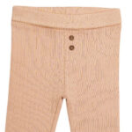 Zalmkleurig babybroekje van ribstof met elastische tailleband, sierknoopjes en kanten details uit de Amour collectie van Frogs and Dogs