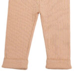 Zalmkleurig babybroekje van ribstof met elastische tailleband, sierknoopjes en kanten details uit de Amour collectie van Frogs and Dogs