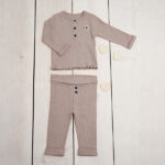 zandkleurig ribstof babybroekje & shirtje met kanten details en knoopjes uit de Amour collectie van Frogs and Dogs