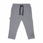 Dit leuke broekje in de kleur grijs komt uit de Smile Club collectie van Frogs and Dogs. Het broekje is effen van kleur en heeft aan de voorzijde 2 steekzakjes. Op de achterkant zitten 2 kontzakjes. De tailleband is elastisch met een koord. De pijpjes zijn gezoomd. Op het linker pijpje is aan de onderzijde een smiley geborduurd. 